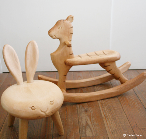 ウサギチェアとトラ木馬